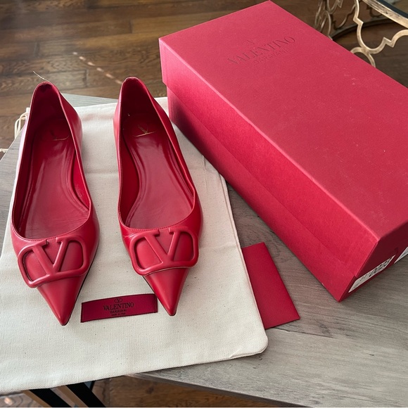 Gorgeous Valentino Garavani red logo flats! - Picture 2 of 7